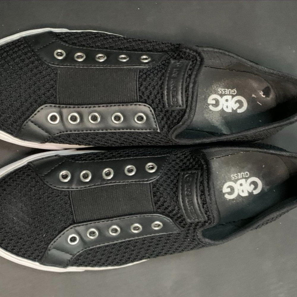 Laceless slip on Guess sneaker